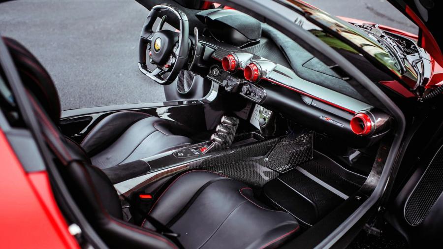 Интерьер Ferrari LaFerrari Rosso Fuoco 2014 года  (фото 8 из 26)